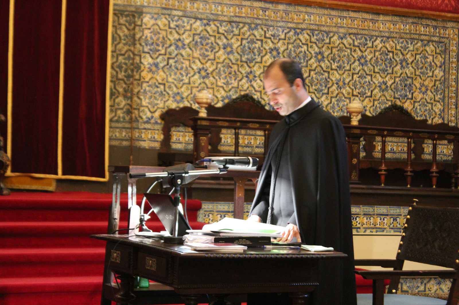 Bruno Albergaria de toga acadêmica na Sala dos Capelos, Universidade de Coimbra.